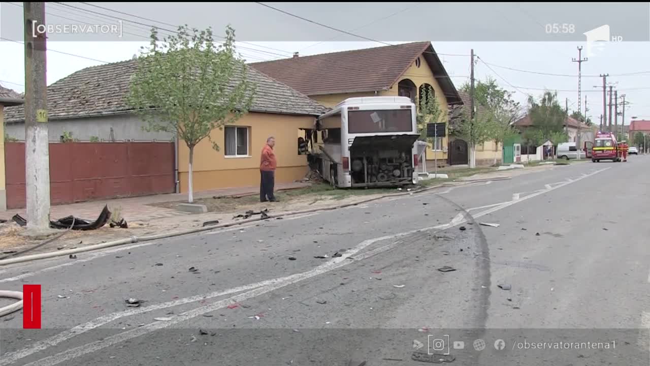 Momente de groază pentru o familie din Timiş. Un autocar scăpat de sub control le-a distrus casa