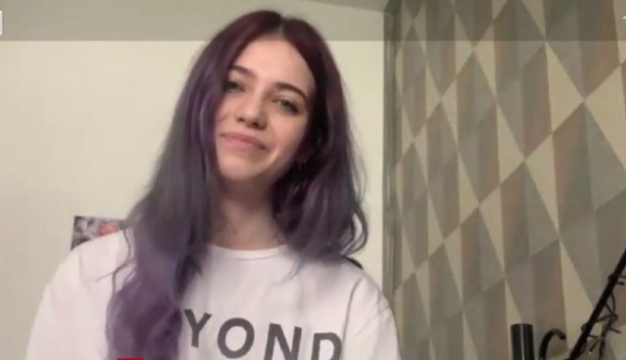 Roxen a lansat recent o nouă piesă. &bdquo;Spune-mi" este o melodie melancolică scrisă chiar de ea