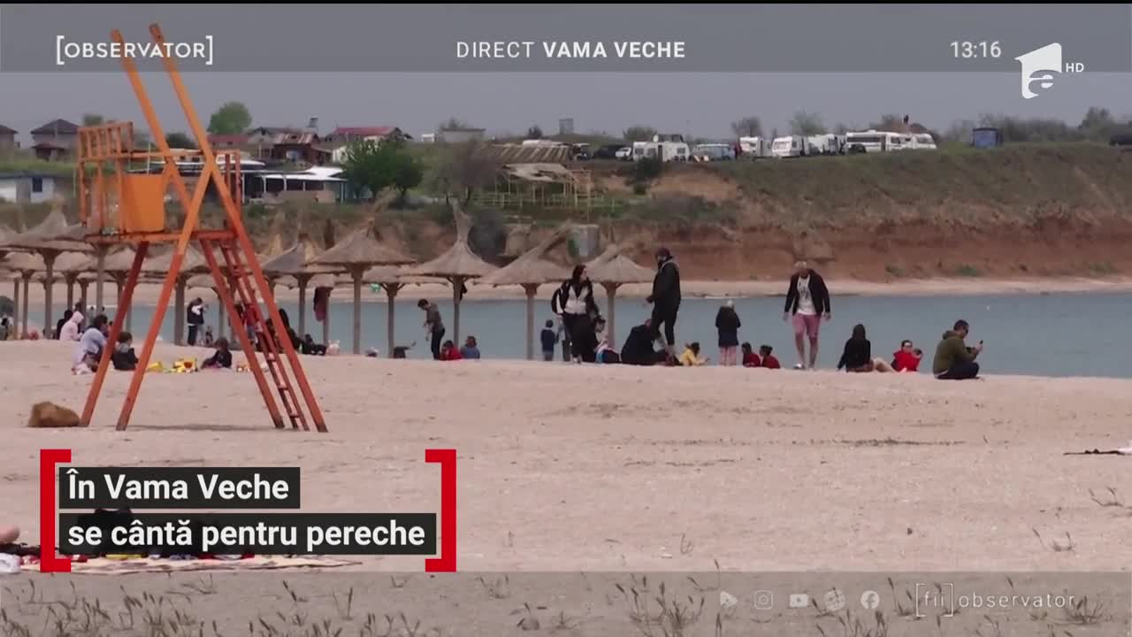 Zeci de oameni pe plaja din Vama Veche