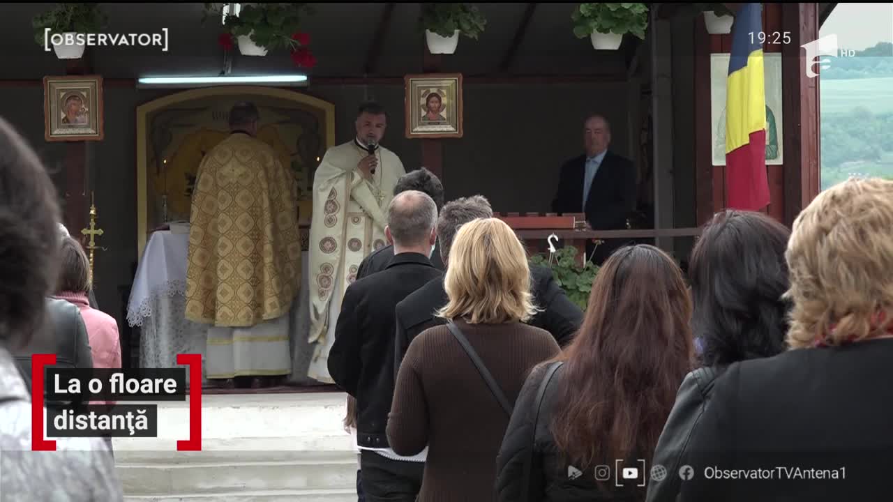 Flori pe asfalt &icirc;n curtea bisericilor. Cum au primit enoriaşii ideea