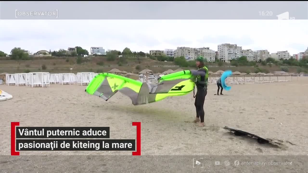 V&acirc;ntul puternic aduce pasionații de kiteing la mare