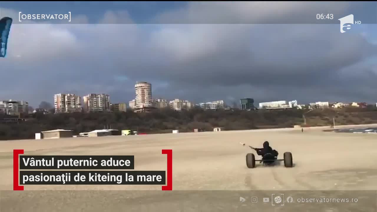 V&acirc;ntul puternic aduce pasionații de kiteing la mare
