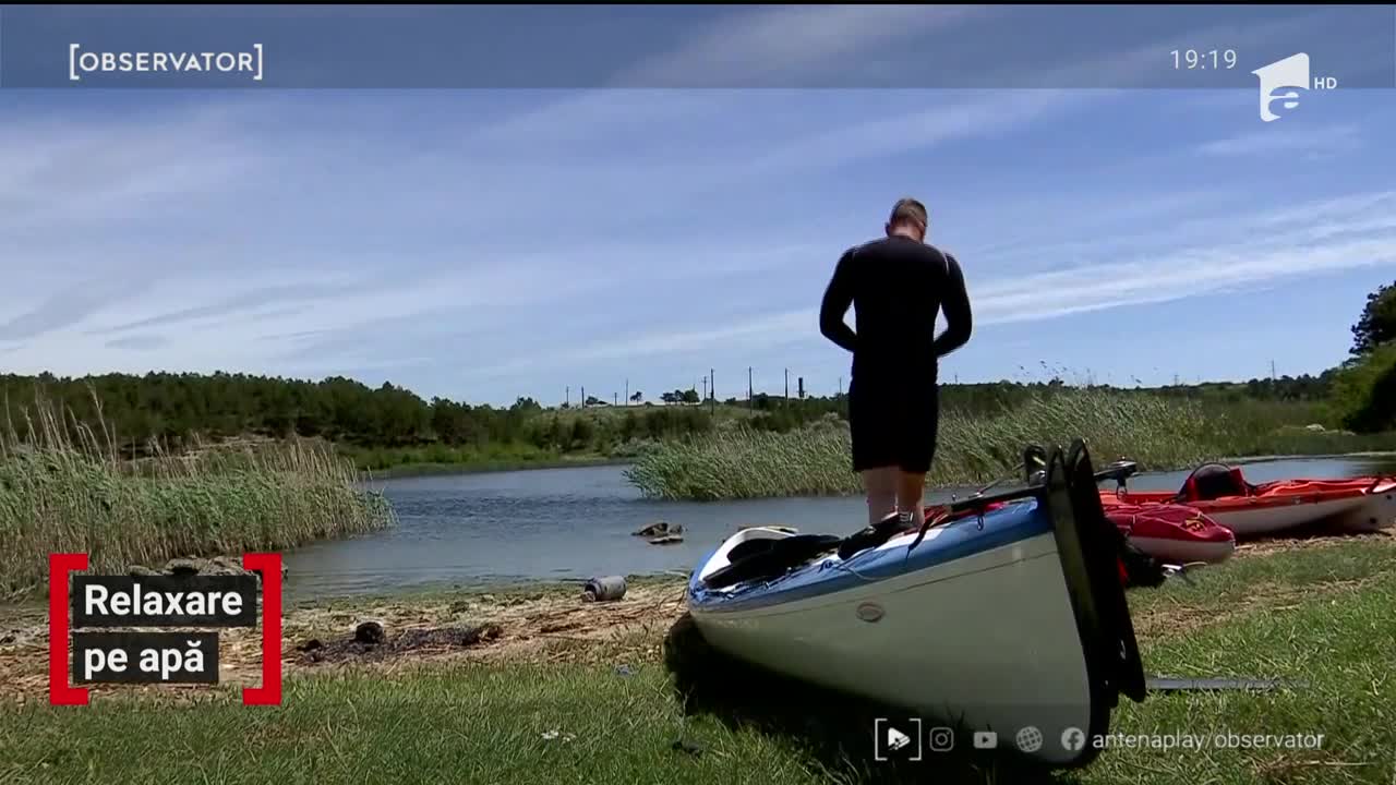 Relaxarea pe apă cu caiacul, una dintre cele mai frumoase forme de mișcare &icirc;n aer liber