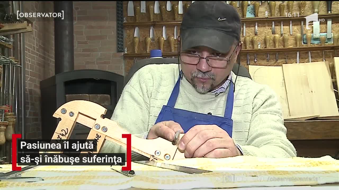 Un lutier renumit din Reghin &icirc;şi vindecă suferinţa prin muncă. Bărbatul şi-a pierdut soţia din cauza COVID-19