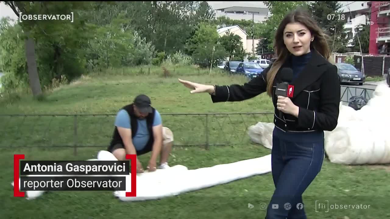 Lacul Băneasa din Capitală a fost acoperit de o substanţă neagră. Angajaţii primăriei au lucrat ore bune pentru a curăţa apa