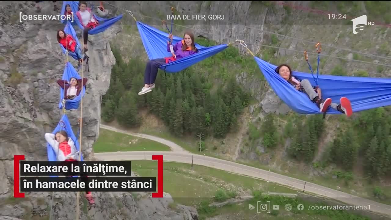 Cum arată relaxarea &icirc;ntr-un hamac montat &icirc;ntre st&acirc;nci, la sute de metri altitudine
