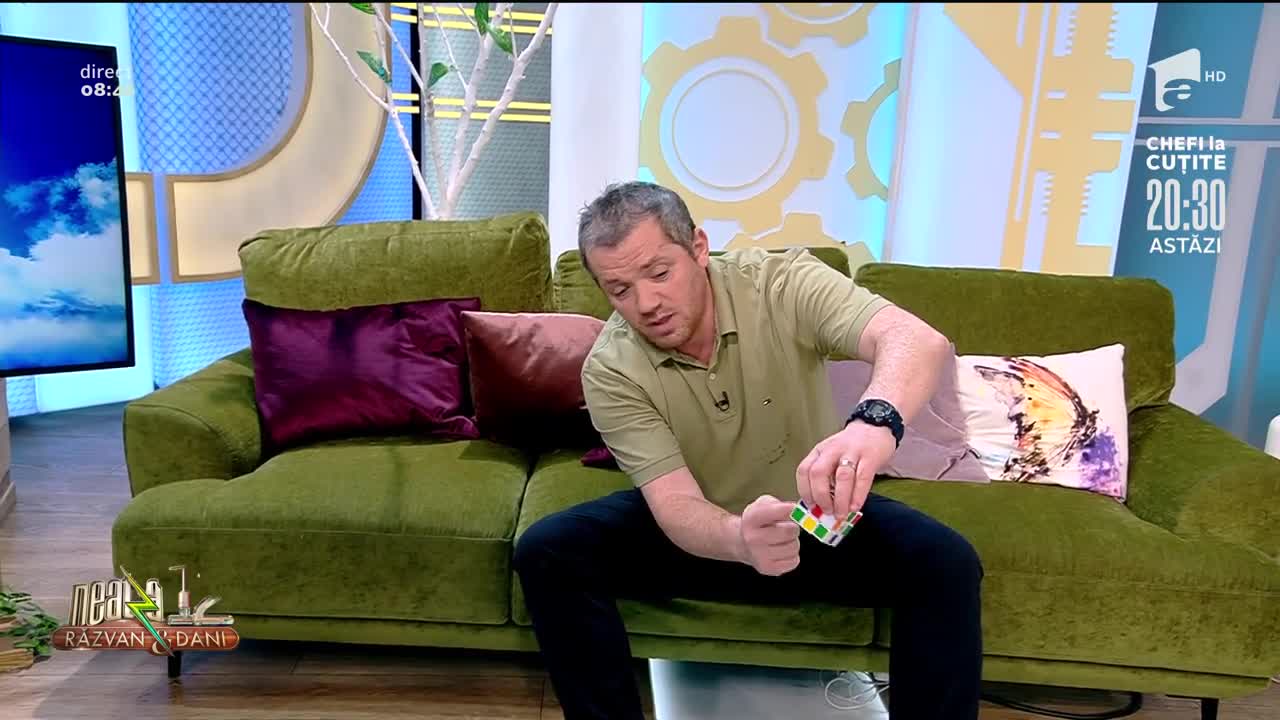 El Magnifico Oprișan rezolvă un cub Rubik cu m&acirc;inile la spate