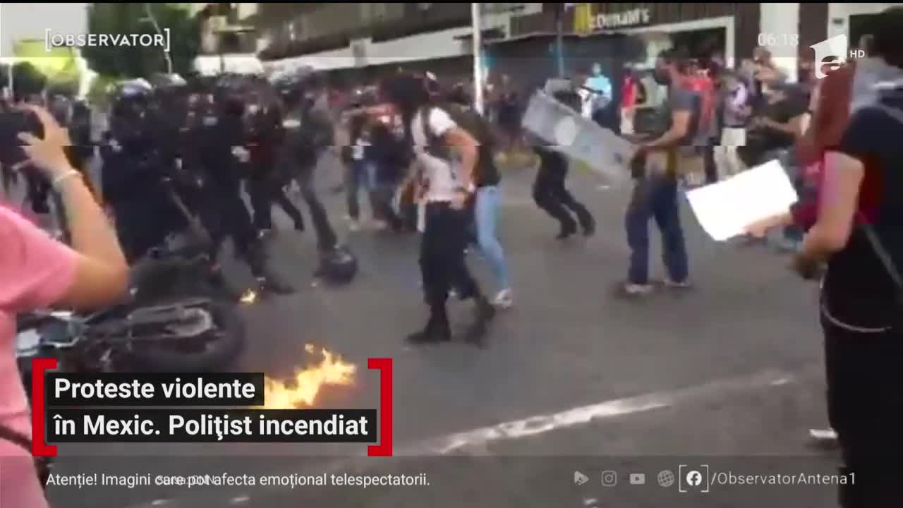 Proteste violente &icirc;n Mexic. Polițist incendiat