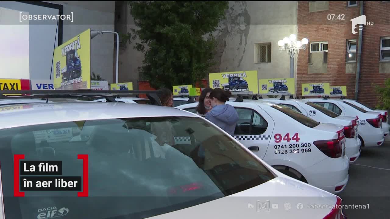 Vizionare de film din taxi, &icirc;n aer liber, &icirc;n curtea unui cinematograf din Arad