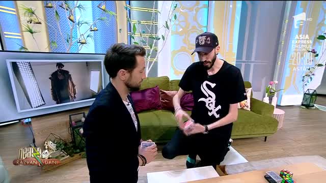 Antonio, cel mai &icirc;nalt magician din Rom&acirc;nia, trucuri de magie cu cubul Rubik și cărțile de joc