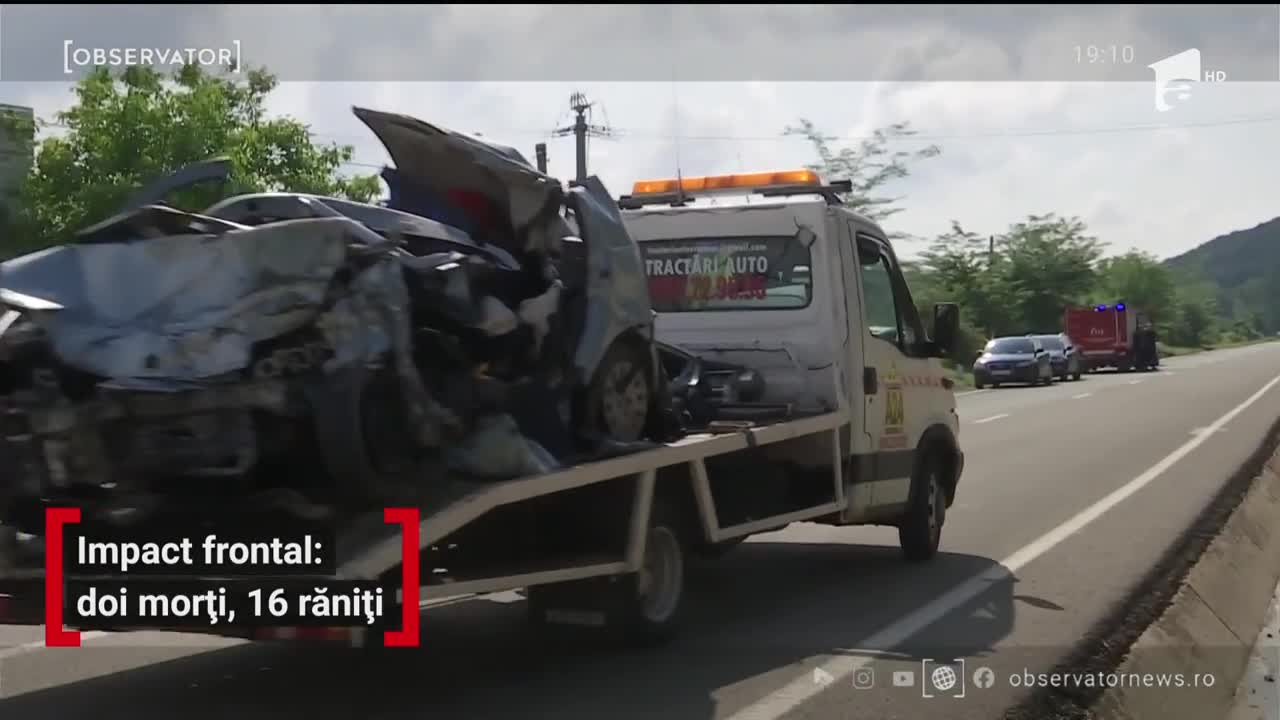 Impact frontal soldat cu doi morți și 16 răniți