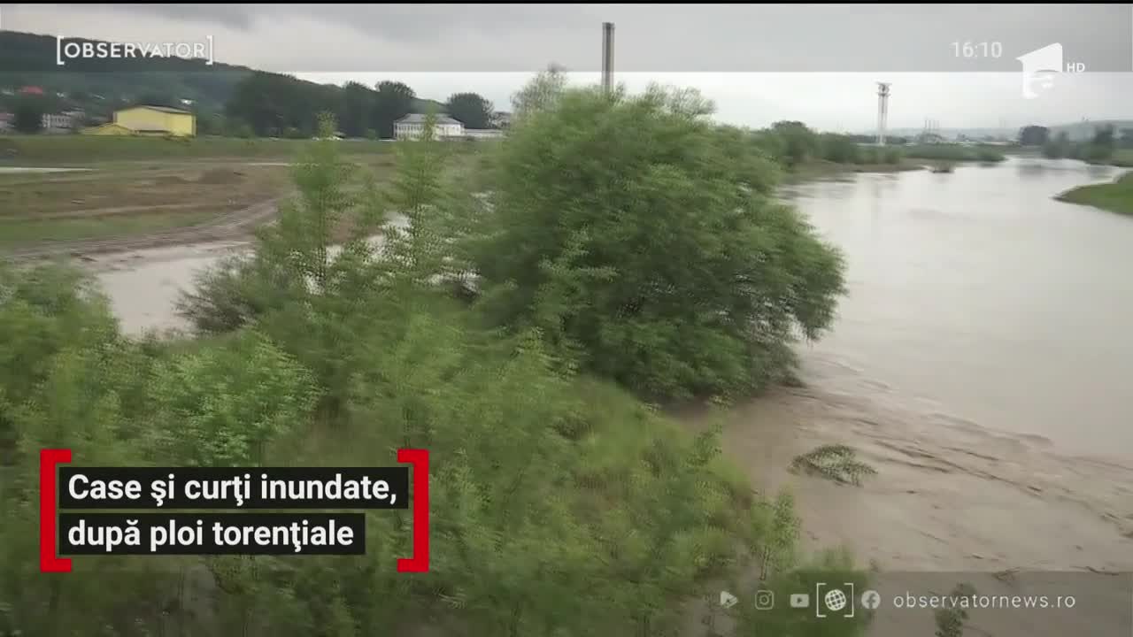 Inundaţiile au făcut ravagii &icirc;n nordul şi estul ţării. Aluviunile au blocat mai multe drumuri judeţene, iar circulaţia feroviară a fost blocată timp de mai multe ore