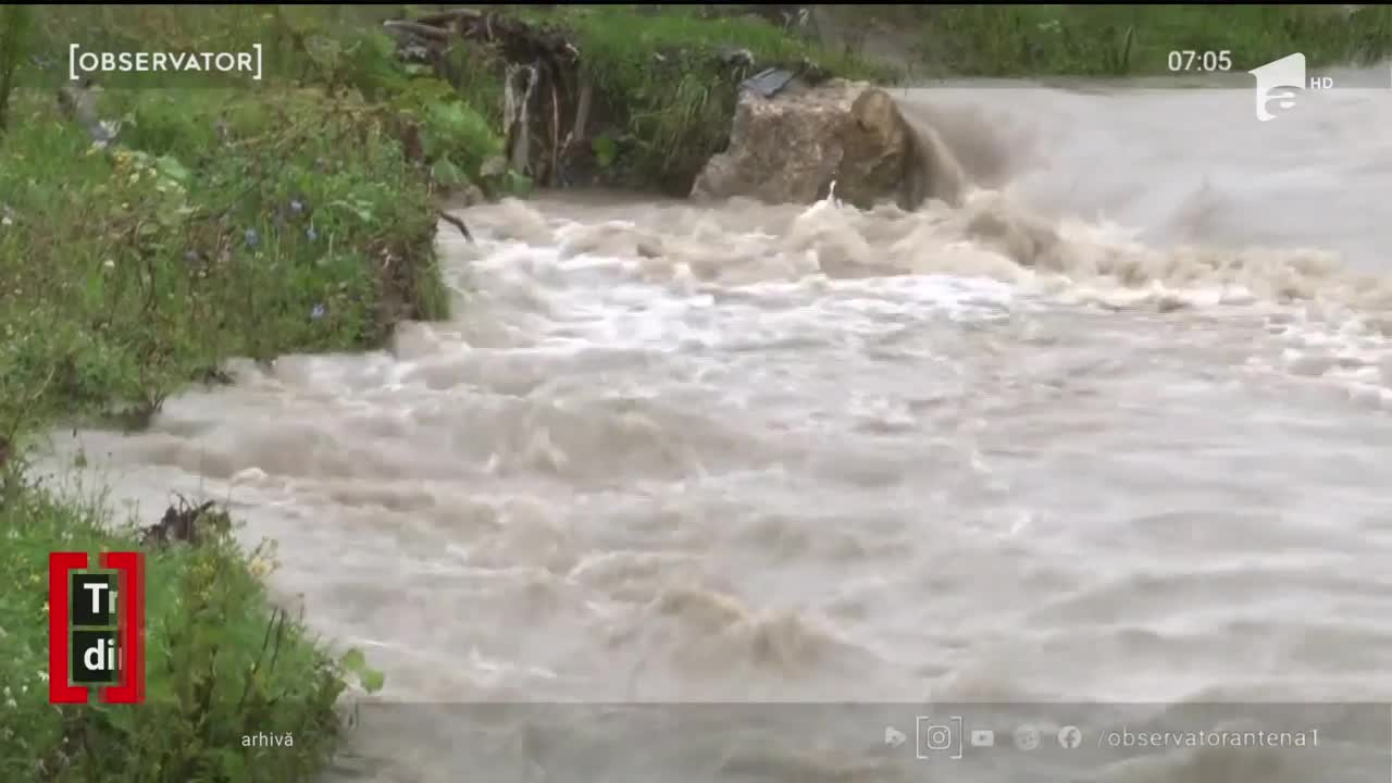 Doua trenuri din Aiud, blocate din cauza ploilor. Ce măsuri au luat autoritățile