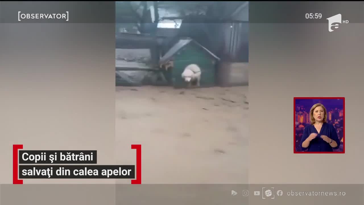 Copii și bătr&acirc;ni salvați din calea apelor. Ploile le-au distrus complet locuințele