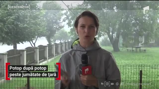 Străzi acoperite de apă şi copaci puşi la păm&acirc;nt. Furtunile au pus stăp&acirc;nire pe jumătate de ţară
