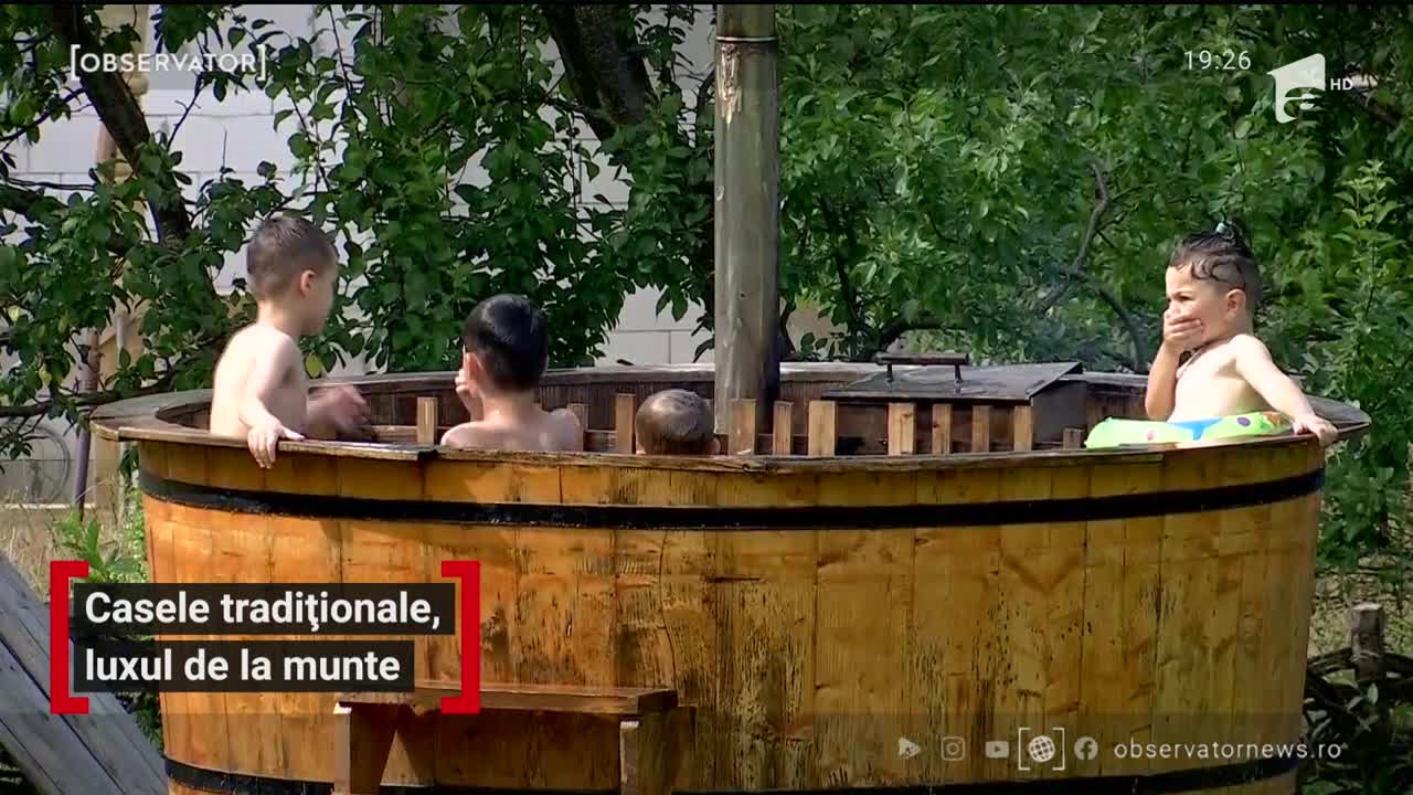 Casele tradiţionale din Maramureș c&acirc;ştigă teren chiar şi &icirc;n faţa celor mai luxoase resorturi de pe litoral