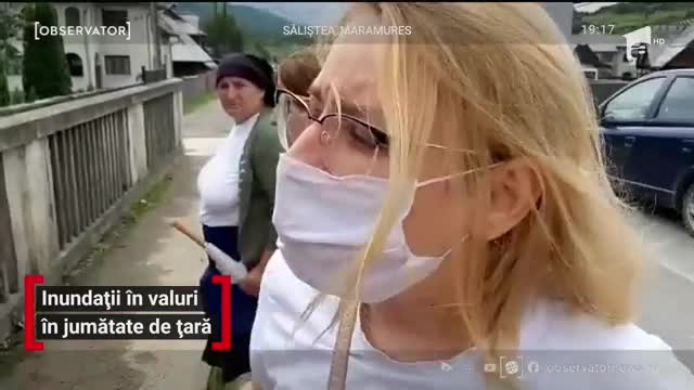 Jumătate de ţară petrece la soare, jumătate &icirc;şi pl&acirc;nge necazurile provocate de apă