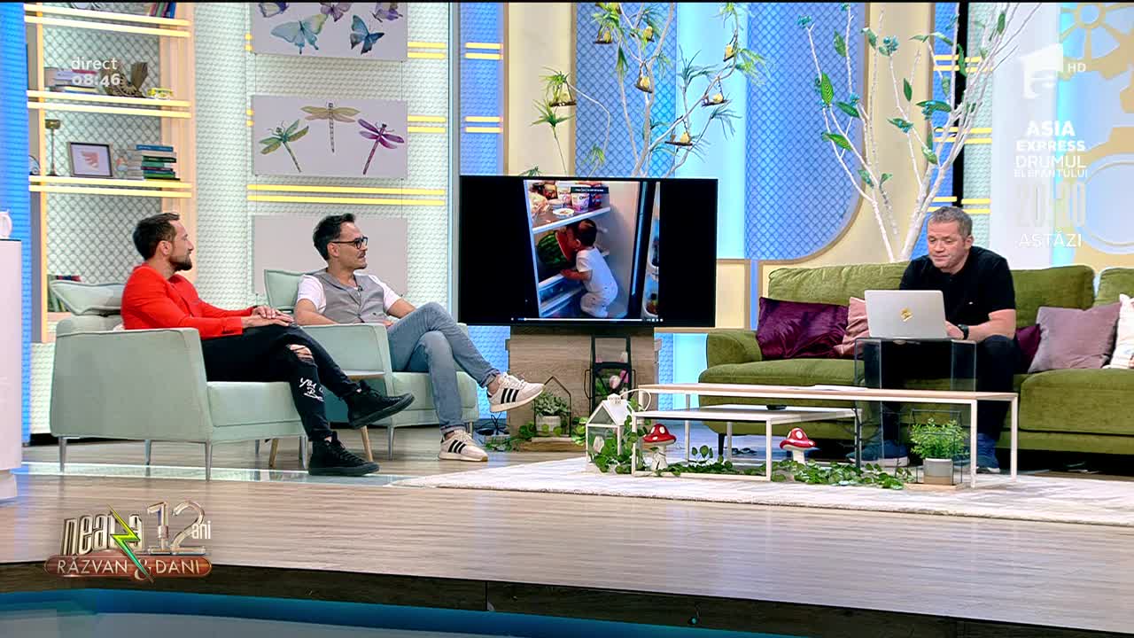 Smiley News: Cătălin Oprișan, &icirc;n miniatură, măn&acirc;ncă pepene direct de la sursă