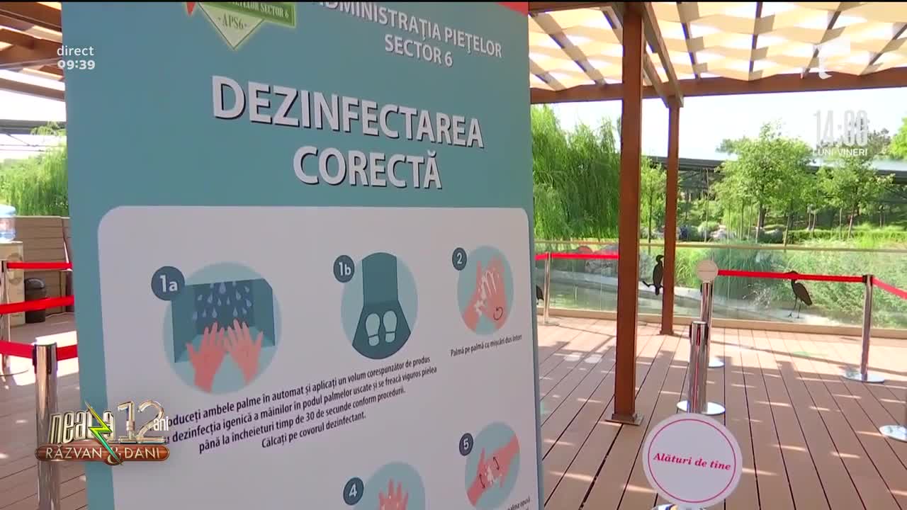 Plimbări cu hidrobicicleta pe lacul din oraș &icirc;ntr-o zi sufocantă de iulie