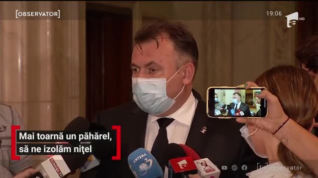 Senatorul Daniel Fenechiu, cu sticla de coniac &icirc;n timpul dezbaterilor privind legea carantinei