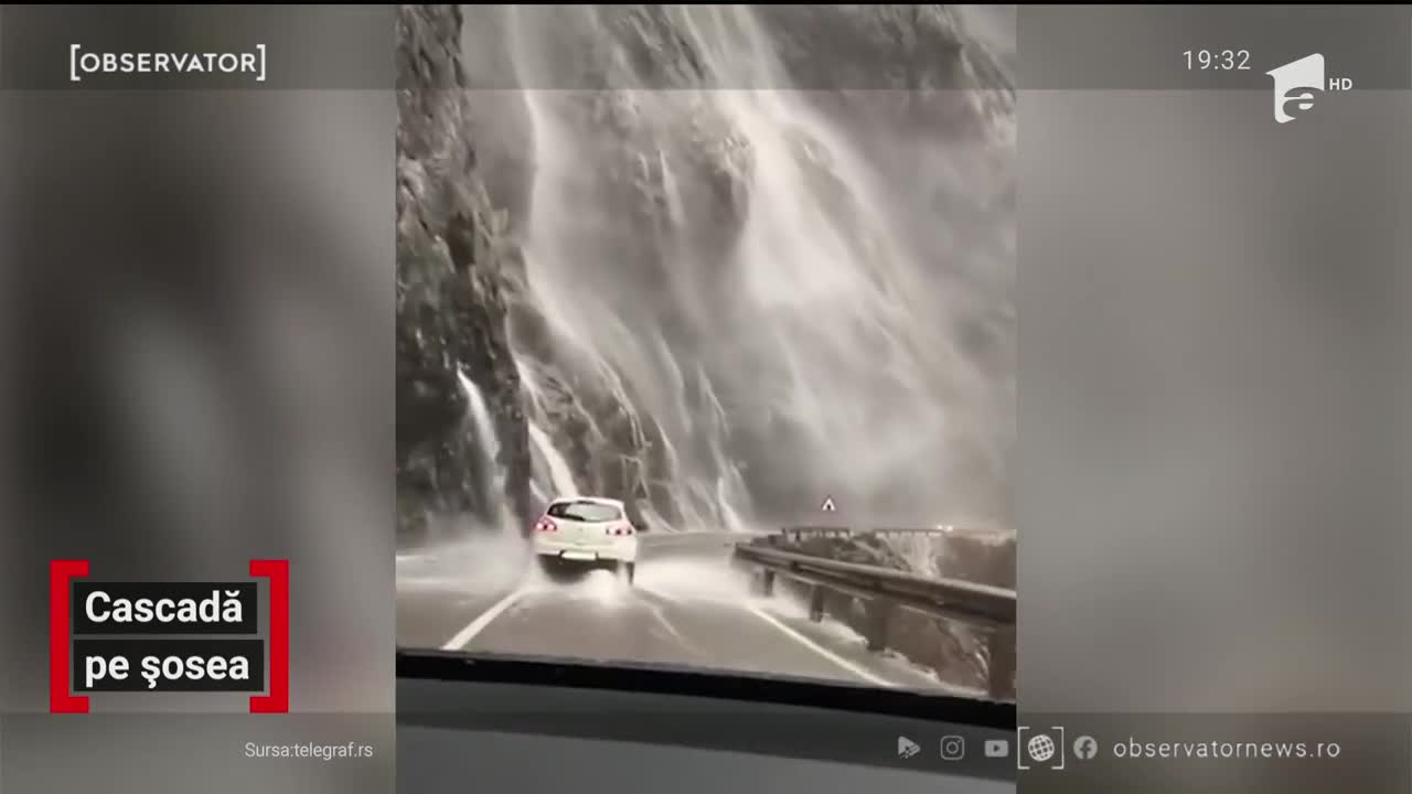 Drum cu peripeţii prin Muntenegru. O perdea de apă se revarsă de pe versanţi direct peste maşinile care au drum pe acolo
