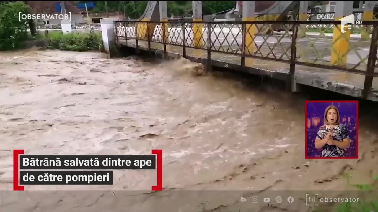 O bătr&acirc;nă din județul Bihor, a fost salvată dintre ape de către pompieri