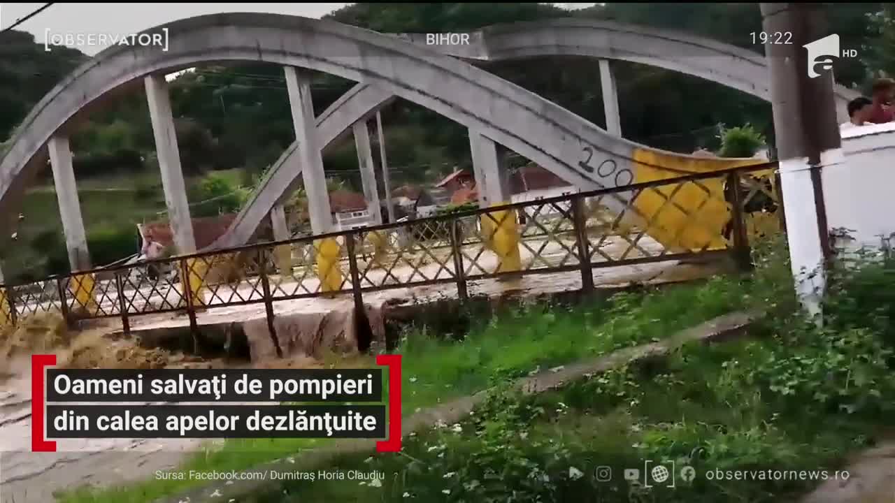 Intervenţii dramatice &icirc;n Bihor după o furtună de cod roşu: pompierii au &icirc;notat prin apă p&acirc;nă la g&acirc;t