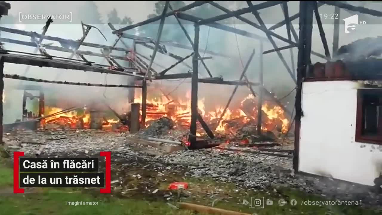 O casă a ars ca o torţă, după ce a fost lovită de un trăsnet,  &icirc;n județul Suceava