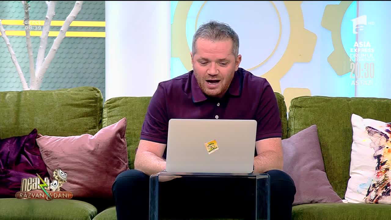 Smiley News: Ce fac bărbații cu burtă la mare și pictorița cu lighean