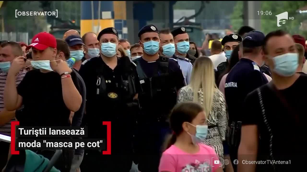 Turiștii de pe litoral lansează moda "masca pe cot"