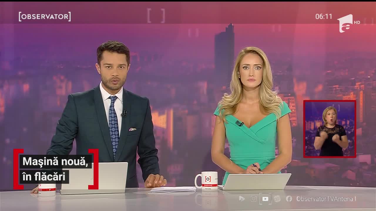Mașină nouă, &icirc;n flăcări pe o stradă din Argeş. Șoferul a reuşit să oprească şi să iasă din la timp din autoturism
