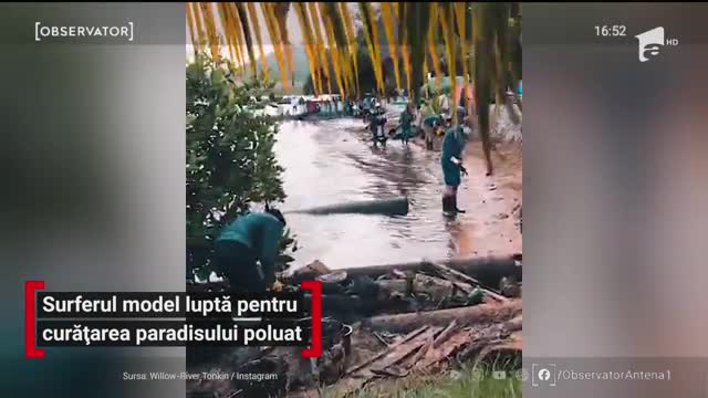 Surferul model luptă pentru curățarea paradisului poluat. Bărbatul munceşte cot la cot cu localnicii din Mauriţius pentru a str&acirc;nge petrolul de pe plaje