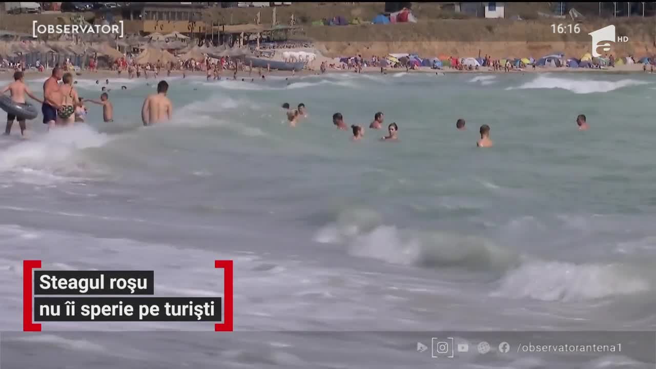 Steagul roșu nu &icirc;i sperie pe turiști