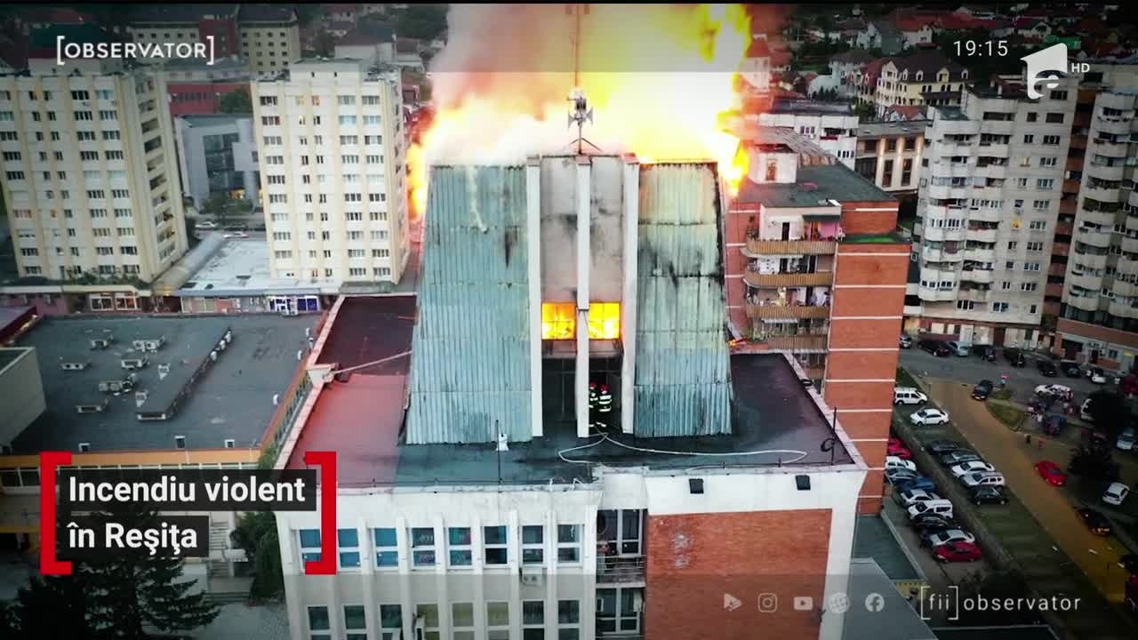Incendiu violent &icirc;n Reșița.  Flăcările au cuprins sediul &icirc;n care funcţionează Primăria, Prefectura şi Consiliul Judeţean