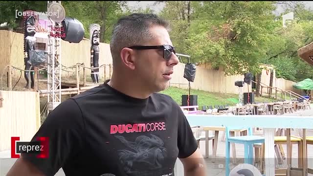 Un c&acirc;ntăreţ de manele a mers la o petrecere cu sute de tineri şi i-a instigat pe oameni să vină c&acirc;t mai aproape de el