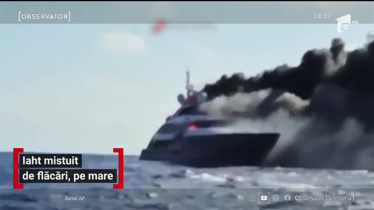 Yaht mistuit de flăcări, pe mare