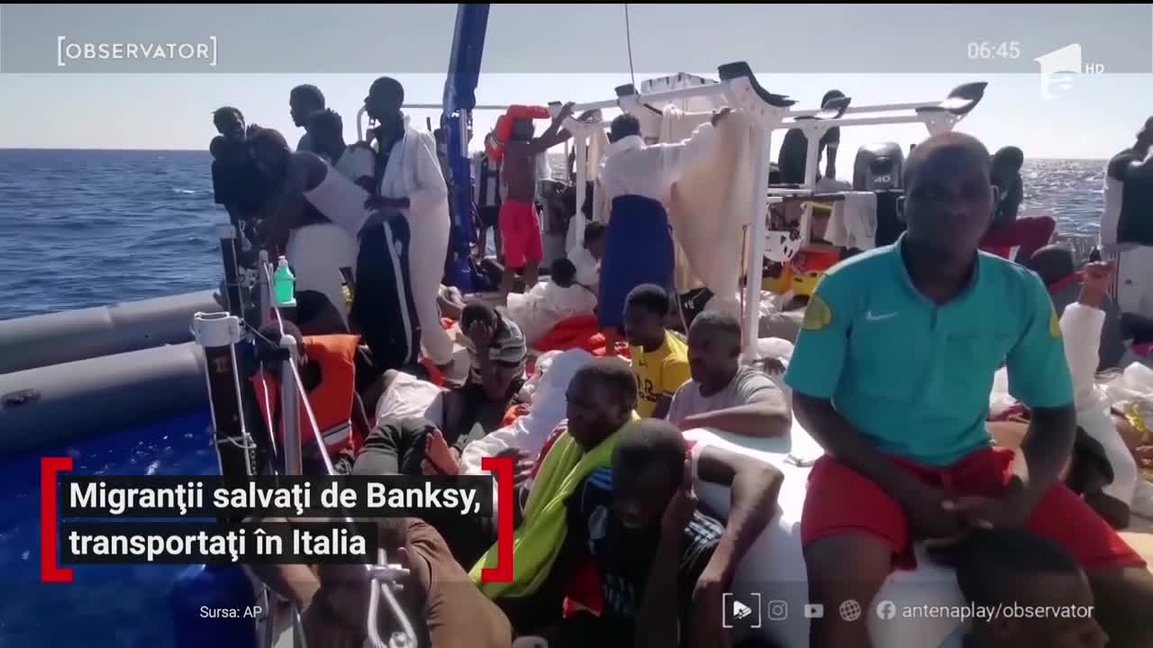 Migranții salvați de artistul stradal Banksy, transportați &icirc;n Italia