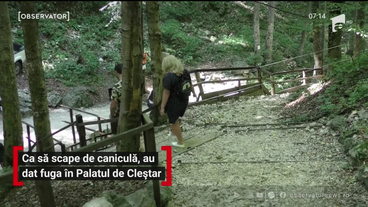 Ca să scape de caniculă, turiștii au dat fuga &icirc;n Palatul de Cleștar