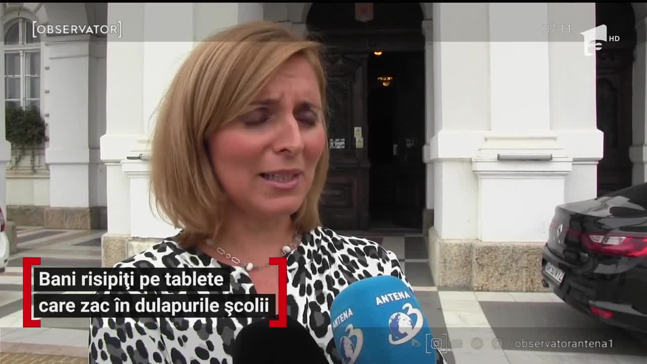 Bani risipiți pe tablete care zac &icirc;n dulapurile școlii