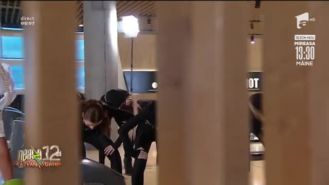 Andreea Ignat c&acirc;ntă piesa Pe tocuri franțuzești, la Neatza cu Răzvan și Dani