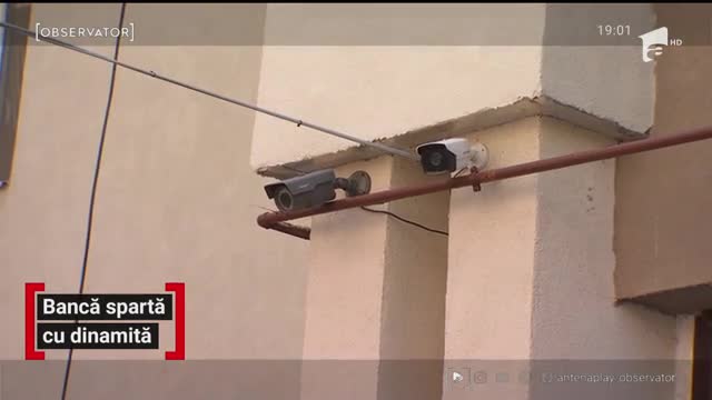Șase indivizi cu cagule pe faţă au aruncat &icirc;n aer două bancomate din centrul oraşului Otopeni