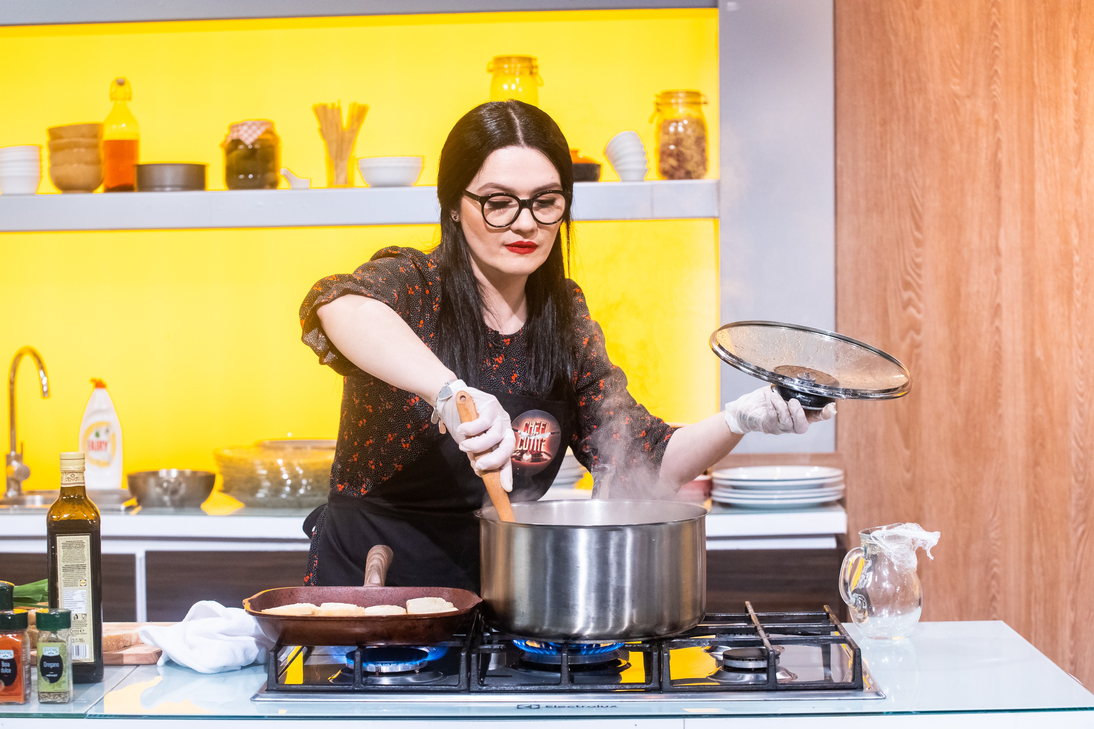 Tatiana Paul, din cabinetul de stomatologie, &icirc;n bucătăria chefilor: "Bărbatul cu m&acirc;ncare se ține"