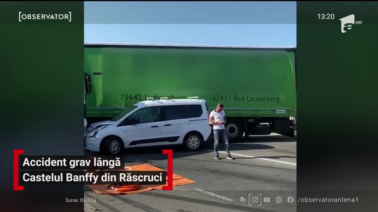 Accident grav l&acirc;ngă Castelul Banffy din Răscruci. Şoferul unui autotren a pierdut controlul volanului şi a ajuns de-a curmezişul drumului