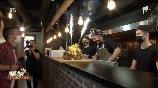 Tort de burgeri! Cum arată și ce conține preparatul care poate c&acirc;ntări și 30 de kilograme