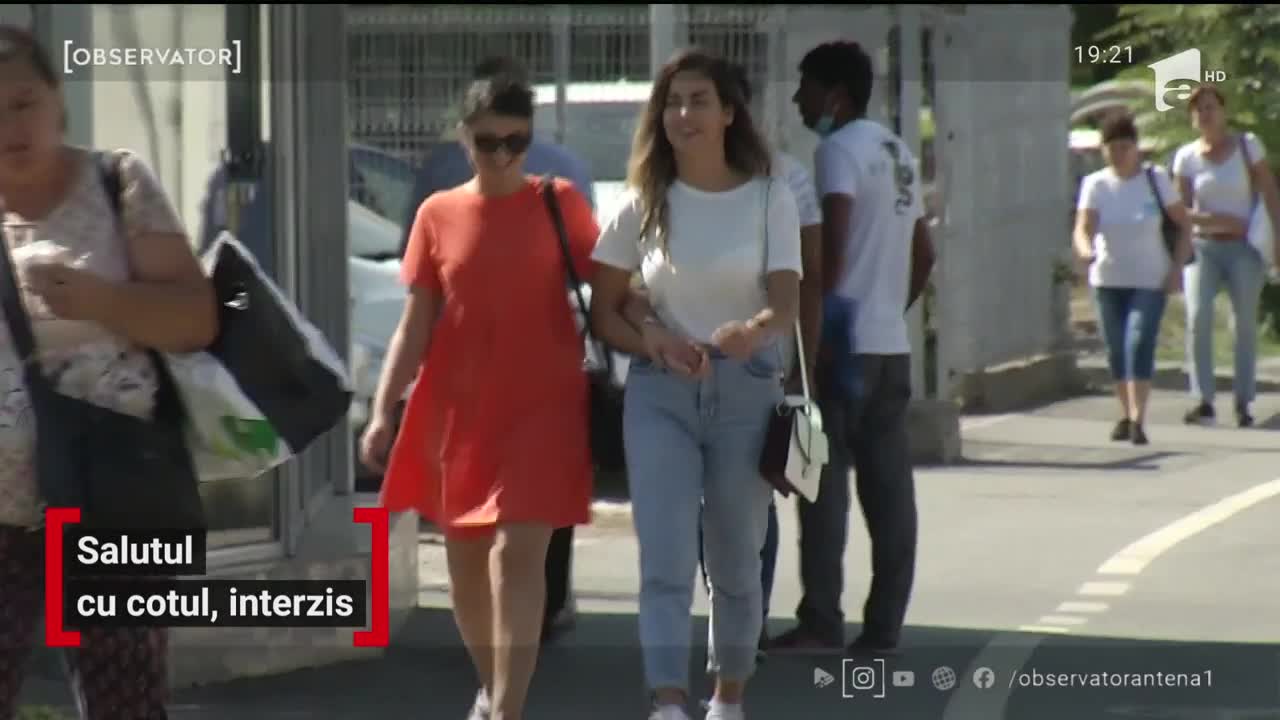 Salutul cu cotul, interzis