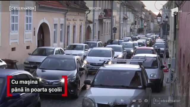 Cu mașina p&acirc;nă &icirc;n poarta școlii
