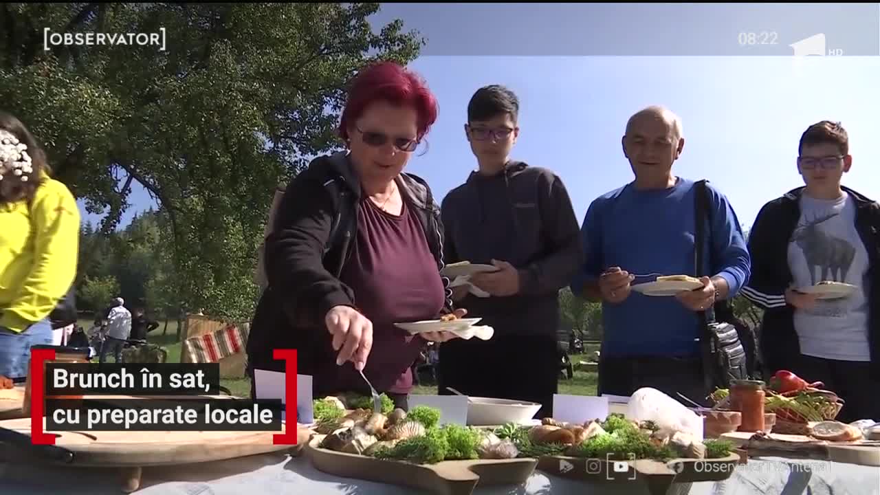 Brunch &icirc;ntr-un sat din Țara Dornelor, cu preparate locale
