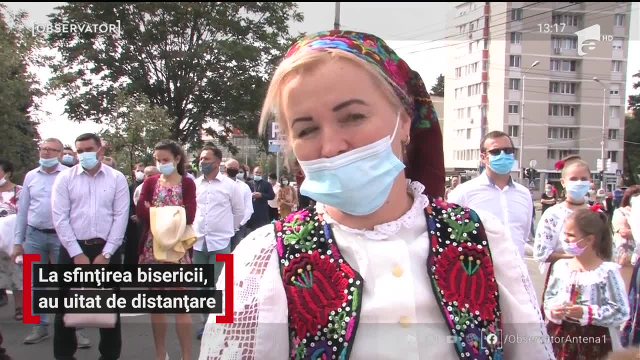 O mare de oameni s-a str&acirc;ns &icirc;n centrul oraşului Oradea la slujba de sfințire a bisericii