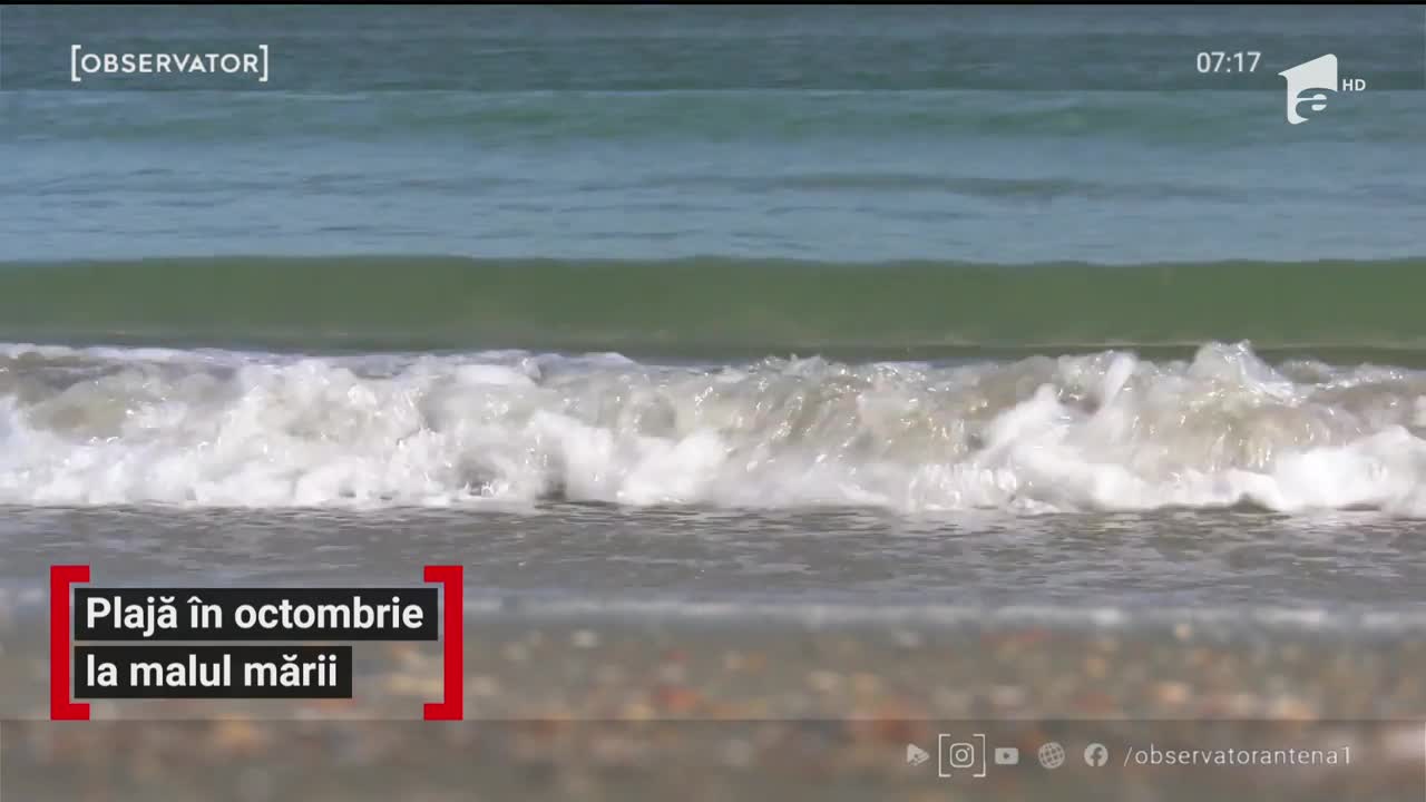 Plajă &icirc;n octombrie la malul mării
