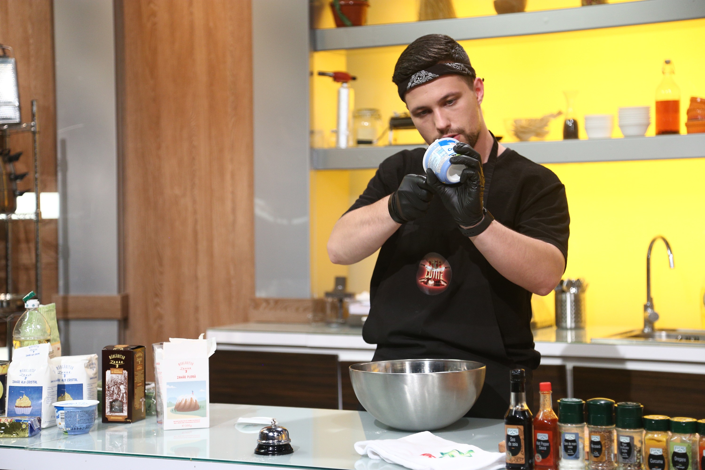 Dan Boldea se joacă cu m&acirc;ncarea la Chefi la Cuțite. Preparatul său este inedit: Vreau să schimb puțin rețeta!